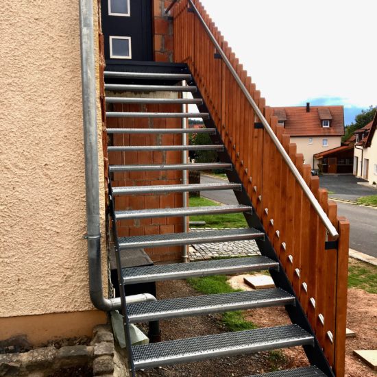 Treppe mit Holzgeländer